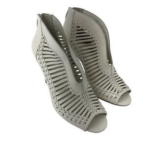 Vince Camuto Acha Pump White Leather Peep Toe Woven Bootie Size 10 Preowned